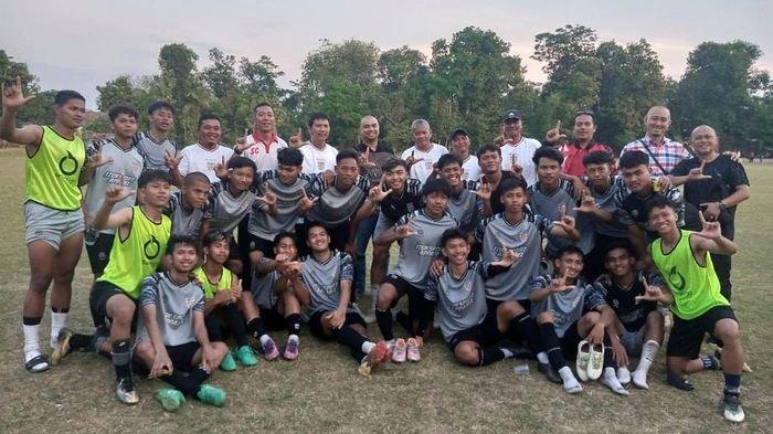 Persindra Indramayu usai bertanding melawan Bina Sentra Semarang dalam laga uji coba di Lapangan Bola Kalijero Pilangsari, Kecamatan Jatibarang Indramayu, Kamis (19/10/2023).