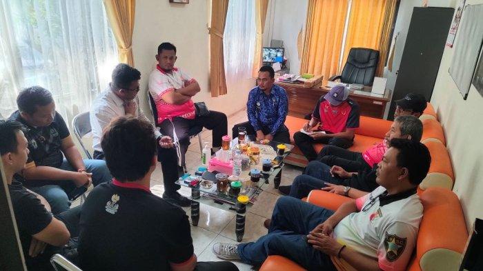 Perwakilan pengurus dari berbagai cabor saat menggeruduk kantor Dinas Pariwisata Pemuda dan Olahraga (Dispara) Kabupaten Indramayu, Jumat (17/11/2023)