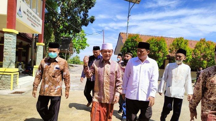 Wakil Gubernur Jawa Barat Uu Ruzhanul Ulum bersama KH Abdul Syakur Yasin MA saat melihat pengelolaan sampah di Ponpes Cadangpinggan Indramayu, Rabu (6/4/2022).