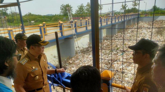 Pj Bupati Cirebon, Wahyu Mijaya meninjau langsung ke lokasi Bendung Karet Jamblang di Desa Sambeng, Kecamatan Gunung Jati, Kabupaten Cirebon yang dipenuhi tumpukan sampah
