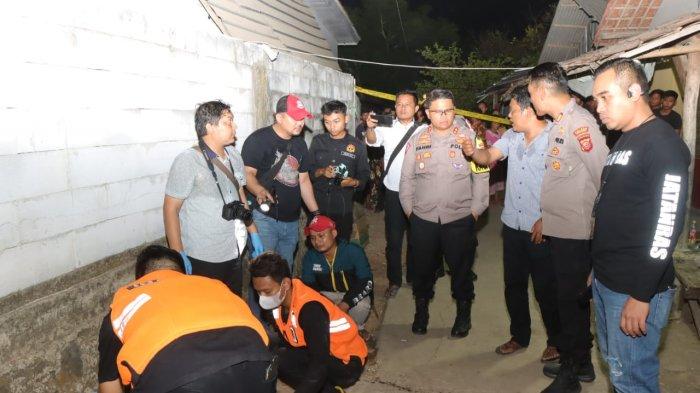Polisi saat melakukan olah tempat kejadian perkara kasus adik kandung bacok kakak perempuan hingga tewas di Jalan Gang Desa Kerticala, Kecamatan Tukdana, Kabupaten Indramayu, Senin (23/10/2023)
