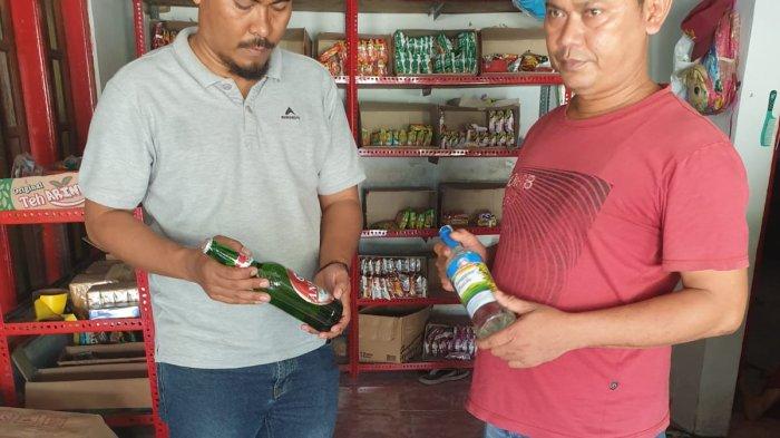 Polisi saat melakukan razia miras di sejumlah warung di Indramayu, Selasa (11/7/2023)