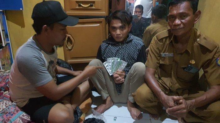 Polisi saat menangkap pemuda W (24) pengedar ribuan obat terlarang di dalam rumahnya di Kecamatan Lelea, Kabupaten Indramayu, Senin (14/8/2023)