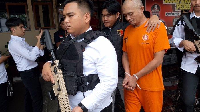 Polres Tasikmalaya ketika menggelar konferensi Pers kasus mayat dalam karung yang dilakukan seorang pelaku H (46) yang berprofesi pedagang di pasar Cikurubuk terhadap perempuan inisial PS (72), Senin (23/9/2024)
