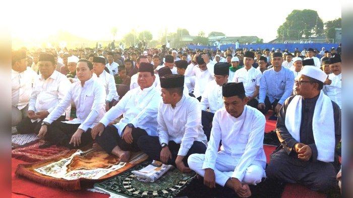 Prabowo Subianto saat Salat Iduladha di Stadion Gelora Mandalamukti Bersatu, Kecamatan Cikalongwetan, KBB, Kamis (29/6/2023).