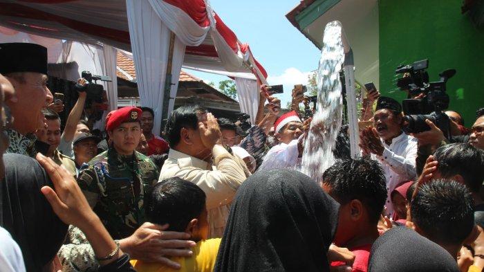 Menteri Pertahanan RI Prabowo Subianto saat meresmikan program pipanisasi air bersih di Kuningan.