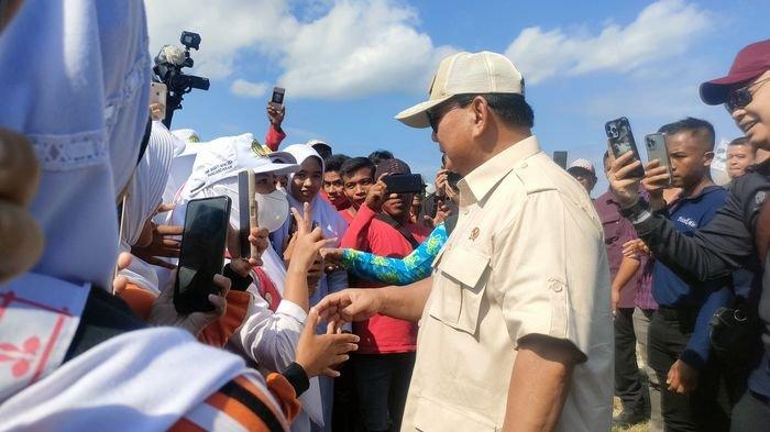 Suasana saat Prabowo Subianto disambut warga Pangandaran di landasan bandara Susi Air Pamugaran Pangandaran, Senin (17/7/2023).