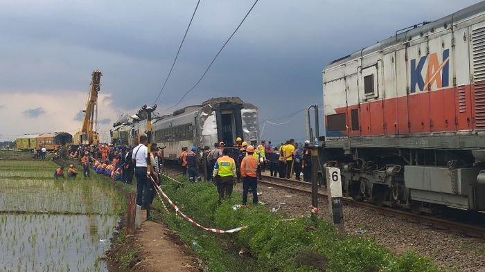 Proses evakuasi tabrakan KA Turangga dan KA Lokal Bandung Raya di Cicalengka Kabupaten Bandung, Jumat (5/1/2023).
