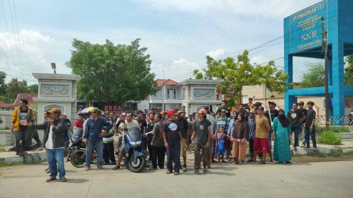 Ratusan warga Desa Kubangdeleg, Kecamatan Karangwareng, Kabupaten Cirebon, mengepung Balai Desa Kubangdeleg, Jumat (3/1/2025).