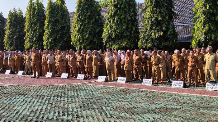 Puluhan ASN saat mengikuti apel pagi di halaman Setda Kabupaten Majalengka, Jalan Ahmad Yani, Kecamatan/Kabupaten Majalengka, Senin (2/9/2024)