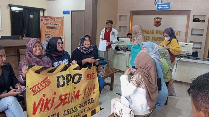 Puluhan emak-emak saat berada di Mapolres Purwakarta untuk melaporkan dugaan penipuan arisan dan investasi bodong, Kamis (25/1/2024)