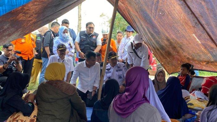 Puluhan warga Desa Cibeureum, Kecamatan Kertasari, Kabupaten Bandung yang terdampak gempa terpaksa harus mengungsi di tenda darurat yang dipasang di lapangan sepak bola, Rabu (18/9/2024).