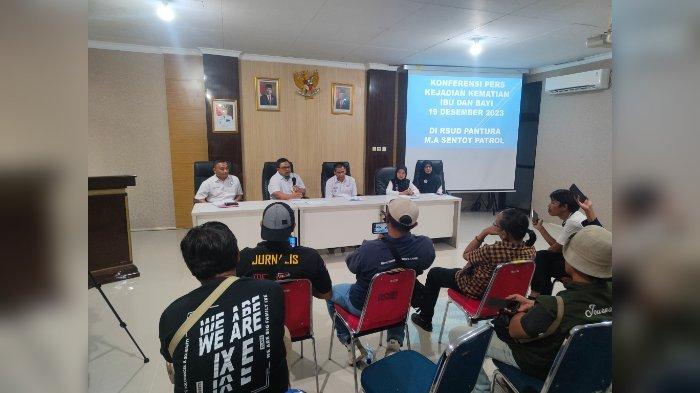 Konferensi pers yang digelar manajemen RSUD MA Sentot Patrol Indramayu terkait meninggalnya ibu dan bayinya saat proses persalinan, Rabu (20/12/2023).