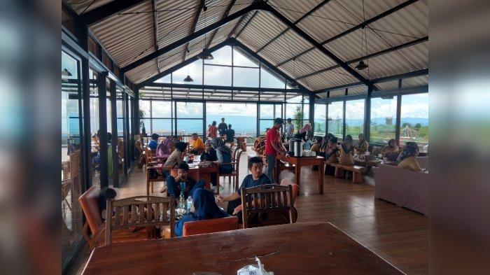 Suasana indoor di Rageman Resto dan Coffe Kuningan.