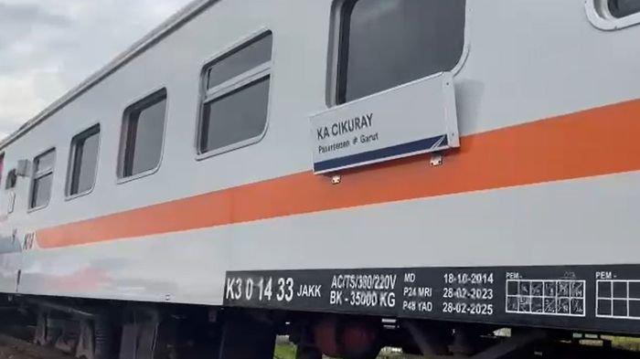 Rangkaian KA Cikuray ( KA.267) relasi Garut – Pasarsenen telah melewati petak jalan antara Stasiun Haurpugur – Stasiun Cicalengka pada jam 08:56 WIB, Sabtu (6/1/2024).