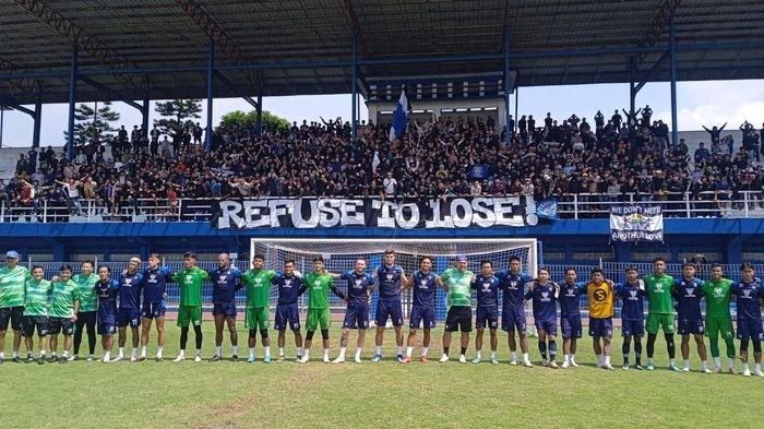 Ratusan bobotoh yang terdiri dari berbagai komunitas, hadiri dan memberikan dukung kepada Persib Bandung saat berlatih di Stadion Sidolig, Kota Bandung pada Rabu, 6 Maret 2024.