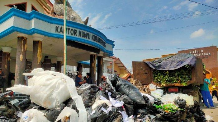 Ratusan warga Desa Kubangdeleg, Kecamatan Karangwareng, Kabupaten Cirebon, memblokade dua truk sampah milik Dinas Lingkungan Hidup (DLH) dan minta sampah dibuang di halaman balai desa, pada Jumat (3/1/2025).