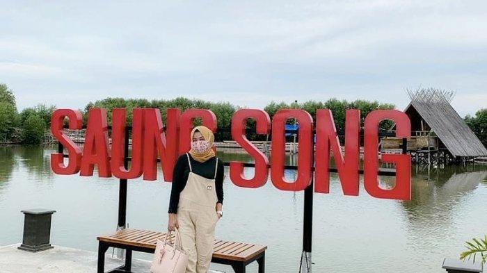 RM Saung Song di Desa Karangsong, Kecamatan/Kabupaten Indramayu.