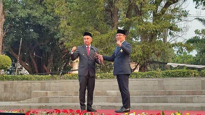 Ridwan Kamil menyerahkan Kujang Pusaka kepada Bey Machmudin di lapangan Gasibu, Kota Bandung, Selasa (5/9/2023).