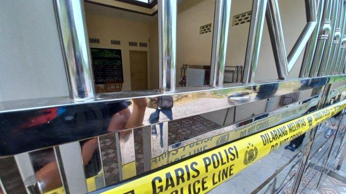 Rumah tempat penemuan mayat pria telanjang di Perum Frinanda Sukabumi sudah dipasang police line, Sabtu (4/5/2024)
