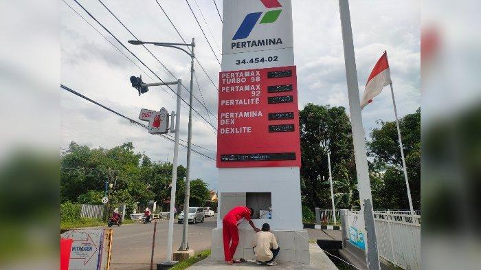 Papan informasi SPBU Jatipamor di Jalan KH Abdul Halim, Desa Jatipamor, Kecamatan Panyingkiran, Kabupaten Majalengka.