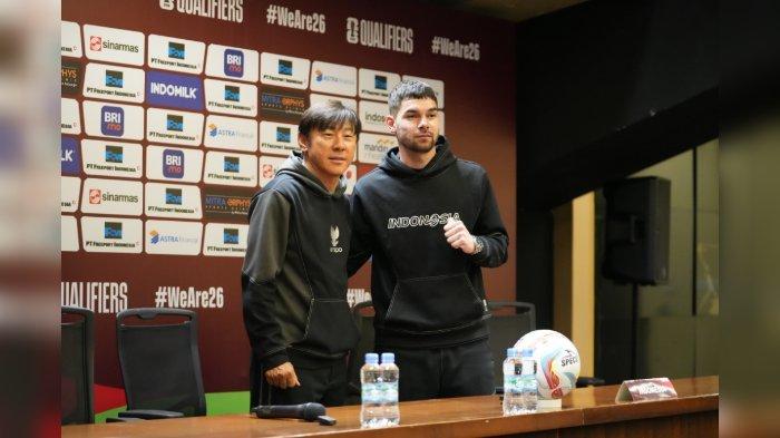 Pelatih Timnas Indonesia Shin Tae-yong dan pemain Timnas Indonesia Sandy Walsh dalam konferensi pers sebelum laga melawan Vietnam.