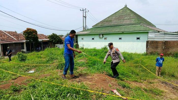 TERSAMBAR API - Saat pihak RT dan RW didampingi petugas Polsek Mundu Polres Cirebon Kota saat menunjukkan lokasi kejadian seorang anak laki-laki berinisial AE (12) mengalami luka bakar serius setelah tersambar api saat bermain bersama teman-temannya di halaman masjid kompleks perumahan tempat tinggalnya di Kecamatan Mundu, Kabupaten Cirebon, Minggu (6/4/2025) sore