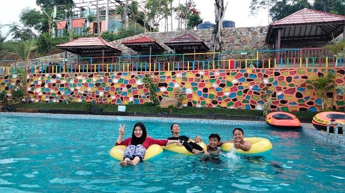 Pengunjung Salaka Land. Salaka Land merupakan objek wisata baru di Kuningan.