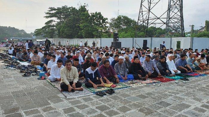 Ratusan warga Muhammadiyah yang akan melaksanakan salat Idulfitri 1444 H di Taman Parkir, Jalan Sultan Agung, Kecamatan Sumber, Kabupaten Cirebon, Jumat (21/4/2023).