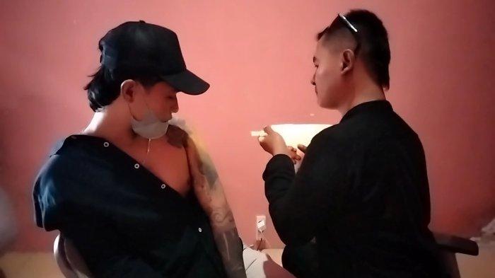 Salon hapus tato yang terletak di lantai II Cafe Teras Mahar di Kuningan mulai dibanjiri pemohon