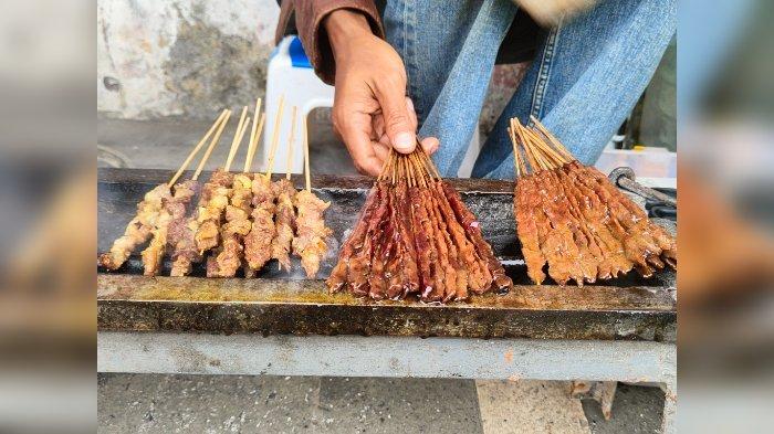 Sate gecek (tengah dan kanan) saat dibakar.