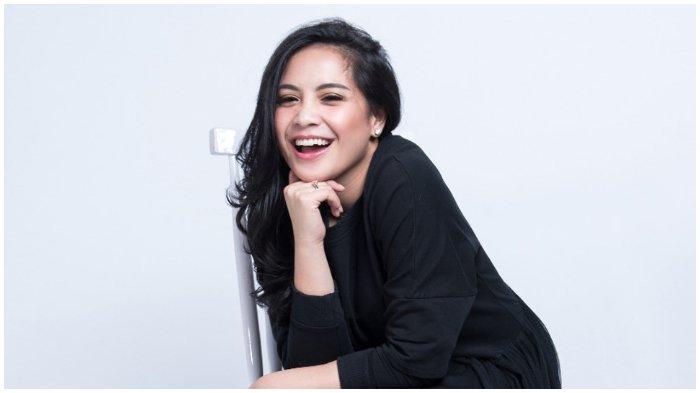 Se-Indonesia Heboh, Nagita Slavina Pakai Sandal Seharga Motor