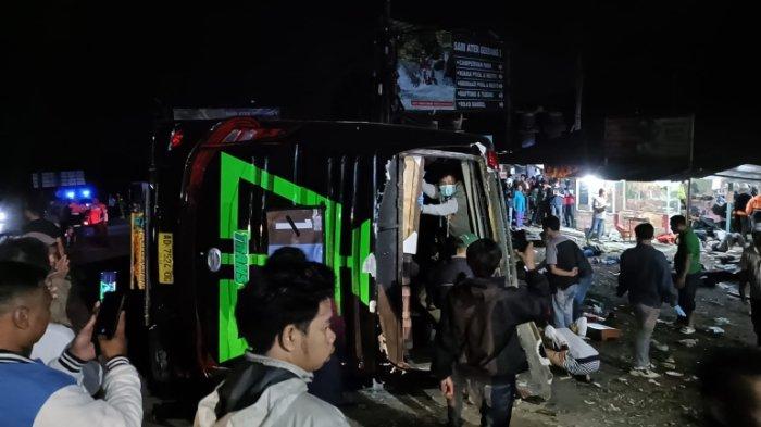 Sebuah bus pariwisata rombongan pelajar SMK Lingga Kencana Depok, terguling di Ciater Subang, Sabtu(11/5/2024)