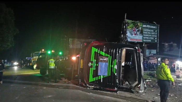 Sebuah bus pariwisata rombongan pelajar SMK Lingga Kencana Depok, terguling di Ciater Subang, Sabtu(11/5/2024)