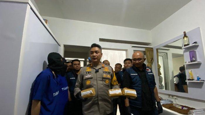 Sebuah kamar kos di Jalan Dago Pojok, Kota Bandung dijadikan tempat produksi narkoba jenis tembakau sintetis.
