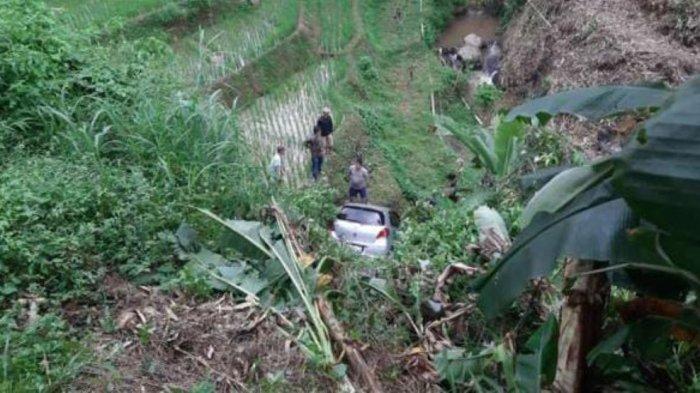 Sebuah mobil Toyota Yaris bernomor polisi Z 1780 CU mengalami kecelakaan hingga terjun bebas ke jurang sedalam 10 meter di Kampung Legok Jengkol, Desa Nagarawangi, Kecamatan Rancakalong, Kabupaten Sumedang, Sabtu (1/7/2023) sore.