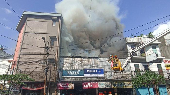 Sebuah toko elektronik di Jalan Banceuy, Kota Bandung hangus terbakar, Selasa (21/11/2023) pagi