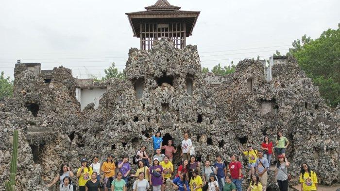 Sejumlah pengunjung saat berfoto di areal obyek wisata Gua Sunyaragi, Jalan Brigjen Dharsono, Kota Cirebon, Jumat (30/6/2023)