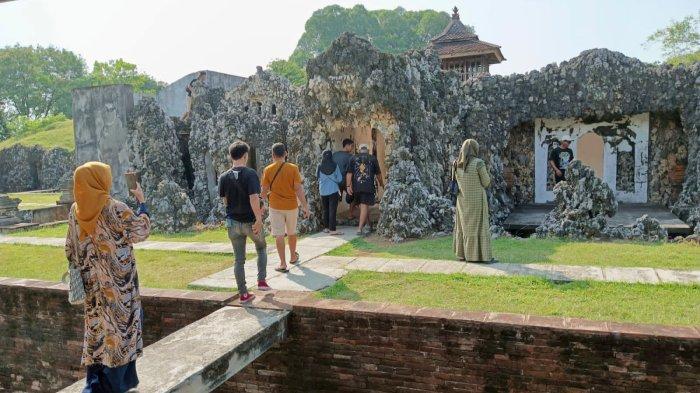 Sejumlah pengunjung saat berwisata di Gua Sunyaragi, Jalan Brigjen Dharsono, Kota Cirebon, Selasa (4/7/2023)
