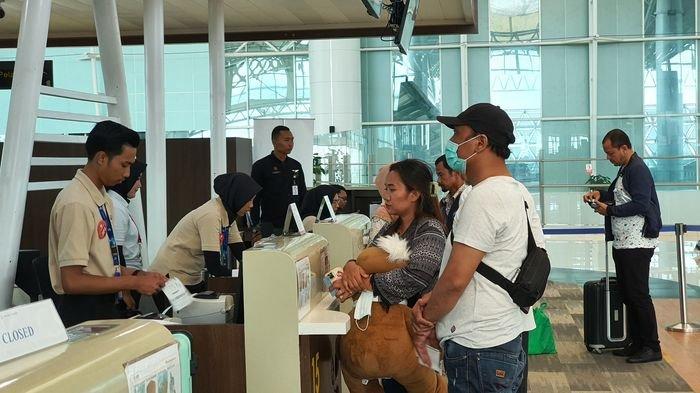 Sejumlah penumpang di Bandara Kertajati saat melakukan check in di counter check in BIJB Kertajati, Kecamatan Kertajati, Kabupaten Majalengka, Rabu (3/4/2024).