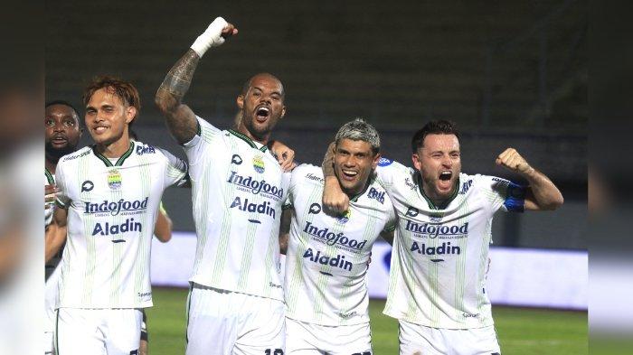 Para pemain Persib Bandung merayakan gol Ciro Alves ke gawang Dewa United, Minggu (26/11/2023) malam.