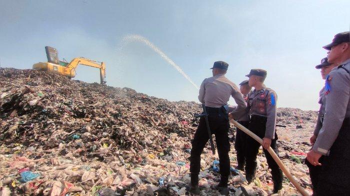 Polisi melakukan penyemprotan di TPA Pecuk Indramayu, Rabu (6/9/2023).