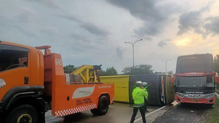 Bus PO Setia Negara jurusan Jakarta-Cirebon terbalik di Ruas Jalan Tol Cipali KM 98 A, Subang, Jawa Barat, Rabu (10/4/2024) sore.