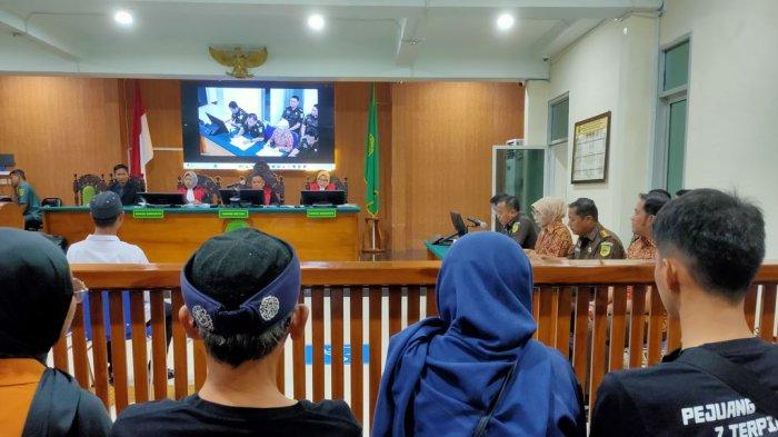 Sidang Peninjauan Kembali (PK) Sudirman, salah satu terpidana dalam kasus pembunuhan Vina, kembali digelar di Pengadilan Negeri (PN) Cirebon, Rabu (2/10/2024)