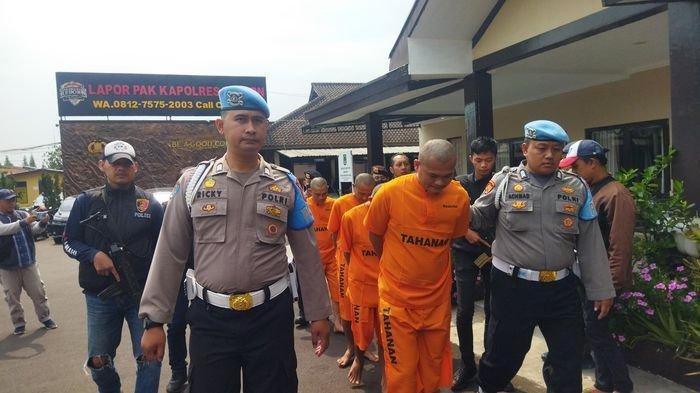Sindikat ganjal ATM saat digiring polisi di Mapolres Cimahi, Jumat (22/12/2023).
