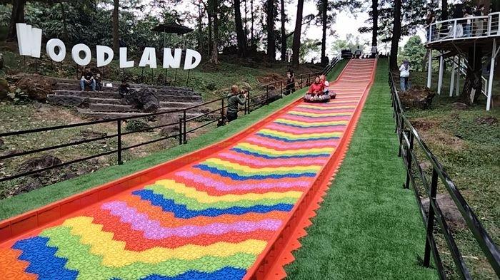 Pengunjung saat menikmati Sosorodotan Pelangi wahana baru di tempat wisata alam Woodland, Kuningan.