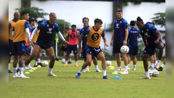 Pemain Persib Bandung Stefano Beltrame dan kawan-kawan saat menjalani latihan, Kamis (25/1/2024).