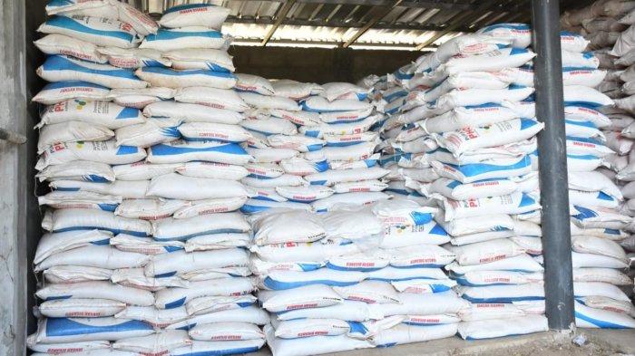 Stok pupuk bersubsidi gudang distributor PT Bumi Persada Sejati, Kecamatan Kertajati, Kabupaten Majalengka, Senin (16/9/2024)