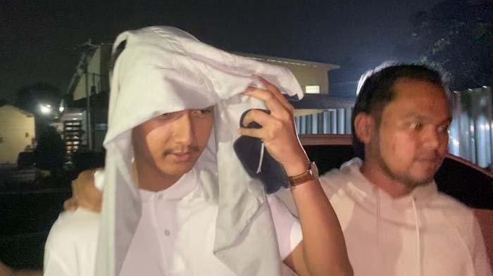 Suami sekaligus pelaku KDRT Cut Intan Nabila, Armor Toreador, tiba di Mapolres Bogor, Selasa (13/8/2024). (TribunnewsBogor.com/Muamarrudin Irfani)