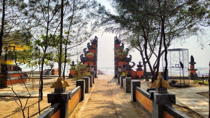 Suasana ala Bali di Pantai Tirta Ayu, Balongan, Indramayu.